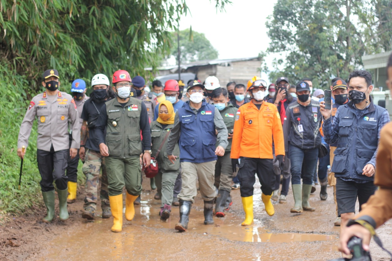 Kapolda Jabar dan Forkopimda Provinsi Jabar cek lokasi Longsor di Cimangggung Sumedang